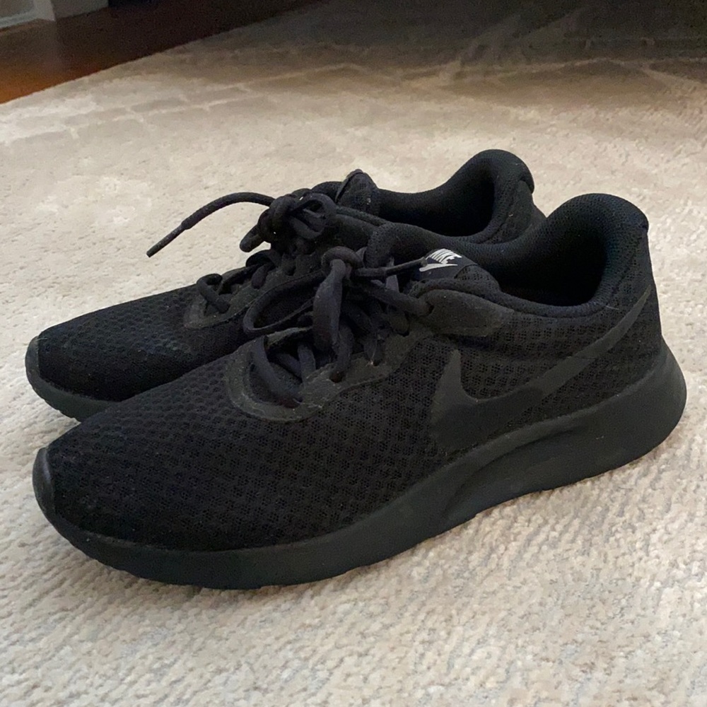 NIKE tanjun black running sneakers